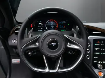 MCLAREN 750S Coupé I TechLux I B&W