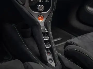 MCLAREN 750S Coupé   Mantis Green   Carbon Exterior