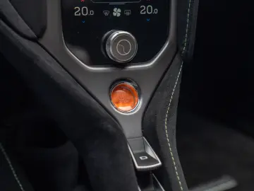 MCLAREN 750S Coupé   Mantis Green   Carbon Exterior