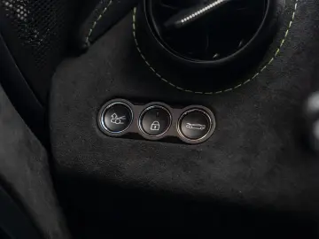 MCLAREN 750S Coupé   Mantis Green   Carbon Exterior