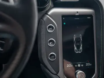 MCLAREN 750S Coupé   Mantis Green   Carbon Exterior