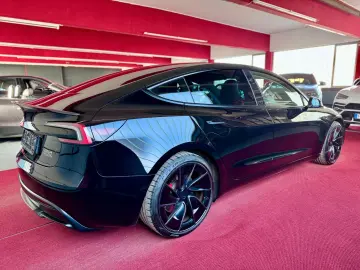TESLA Model 3 Facelift Performance Dual AWD Steuer