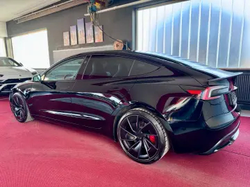 TESLA Model 3 Facelift Performance Dual AWD Steuer