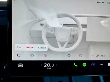 TESLA Model 3 Facelift Performance Dual AWD Steuer