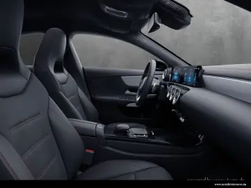 MERCEDES-BENZ CLA 180 Coupé AMG Line LED SHZ Parktro…