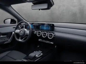 MERCEDES-BENZ CLA 180 Coupé AMG Line LED SHZ Parktro…