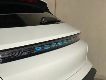 PORSCHE Taycan GTS Sport Turismo   Massagefunktion