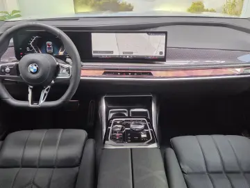 BMW 740d xDrive M Sport Pro B&W Massage Sitzlüftung