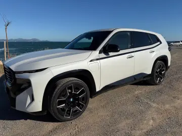 BMW XM 50 e B&W Hochglanz Shadow Iconic