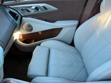 BMW XM 50 e B&W Hochglanz Shadow Iconic