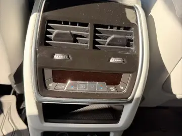 BMW XM 50 e B&W Hochglanz Shadow Iconic