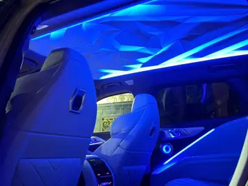 BMW XM 50 e B&W Hochglanz Shadow Iconic