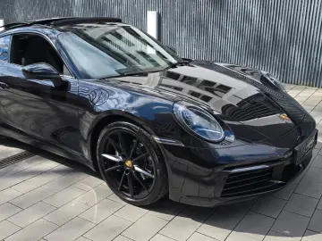 PORSCHE 911 Carrera 4