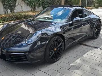 PORSCHE 911 Carrera 4