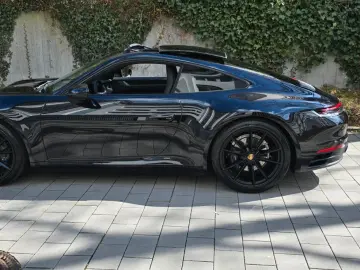 PORSCHE 911 Carrera 4