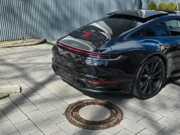PORSCHE 911 Carrera 4