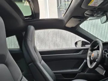 PORSCHE 911 Carrera 4