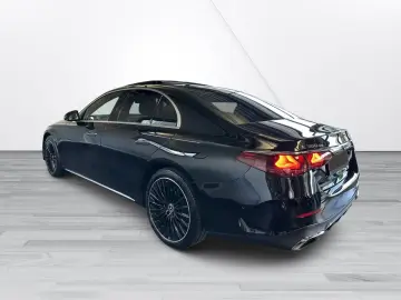 MERCEDES-BENZ E 300 de 4M AMG Premium Pano HUDD