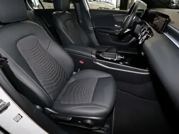 MERCEDES-BENZ A 180 PANO AHK HIFI DISTRONIC TOTWINKEL