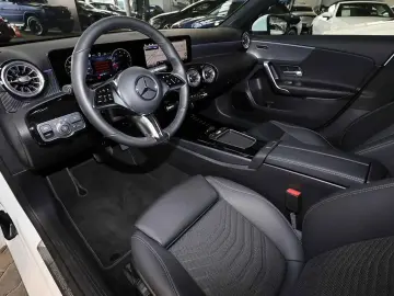 MERCEDES-BENZ A 180 PANO AHK HIFI DISTRONIC TOTWINKEL