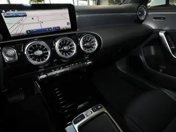 MERCEDES-BENZ A 180 PANO AHK HIFI DISTRONIC TOTWINKEL