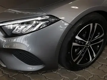 MERCEDES-BENZ A 180 LEDER BEIGE KAMERA MBUX LED 17