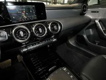 MERCEDES-BENZ A 250 e TOTWINKEL PANO CARPLAY SPURHAL&hellip;