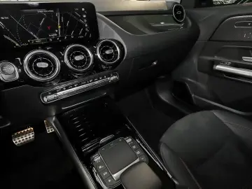 MERCEDES-BENZ GLA 250 e AMG HEADUP TOTWINKEL 360  CARPLY 19