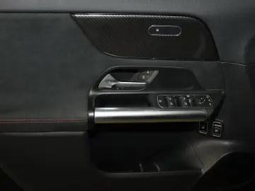 MERCEDES-BENZ GLA 250 e AMG HEADUP TOTWINKEL 360  CARPLY 19