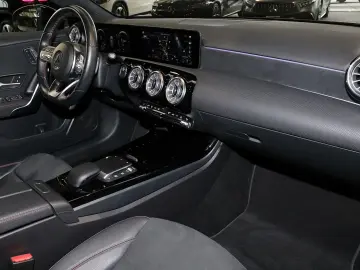 MERCEDES-BENZ A 250 E AMG PANO KAMERA CARPLAY MEMORY LED 18