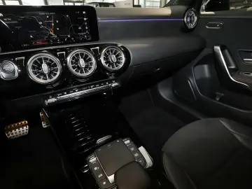 MERCEDES-BENZ A 250 E AMG PANO KAMERA CARPLAY MEMORY LED 18