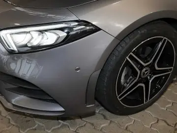 MERCEDES-BENZ A 200 AMG TOTWINKEL KAMERA PANO CARPLAY LED 18