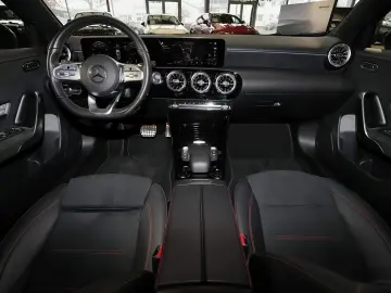 MERCEDES-BENZ A 200 AMG TOTWINKEL KAMERA PANO CARPLAY LED 18