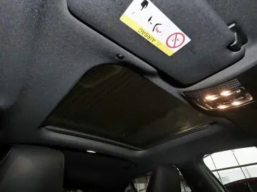 MERCEDES-BENZ A 200 AMG TOTWINKEL KAMERA PANO CARPLAY LED 18