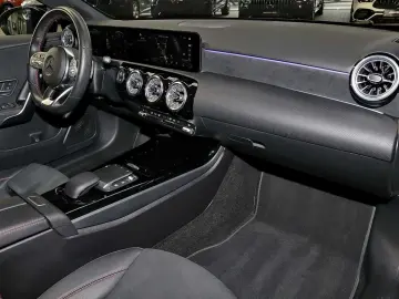 MERCEDES-BENZ A 200 AMG TOTWINKEL KAMERA PANO CARPLAY LED 18