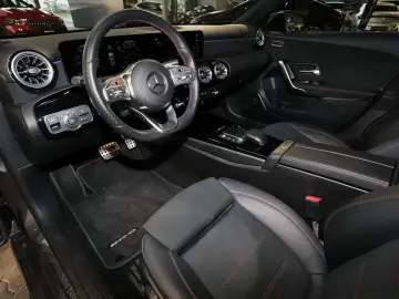 MERCEDES-BENZ A 200 AMG TOTWINKEL KAMERA PANO CARPLAY LED 18
