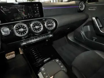 MERCEDES-BENZ A 200 AMG TOTWINKEL KAMERA PANO CARPLAY LED 18