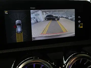 MERCEDES-BENZ A 200 AMG TOTWINKEL KAMERA PANO CARPLAY LED 18