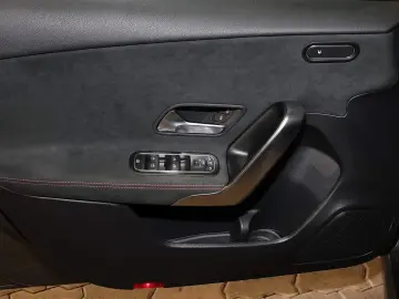MERCEDES-BENZ A 200 AMG TOTWINKEL KAMERA PANO CARPLAY LED 18