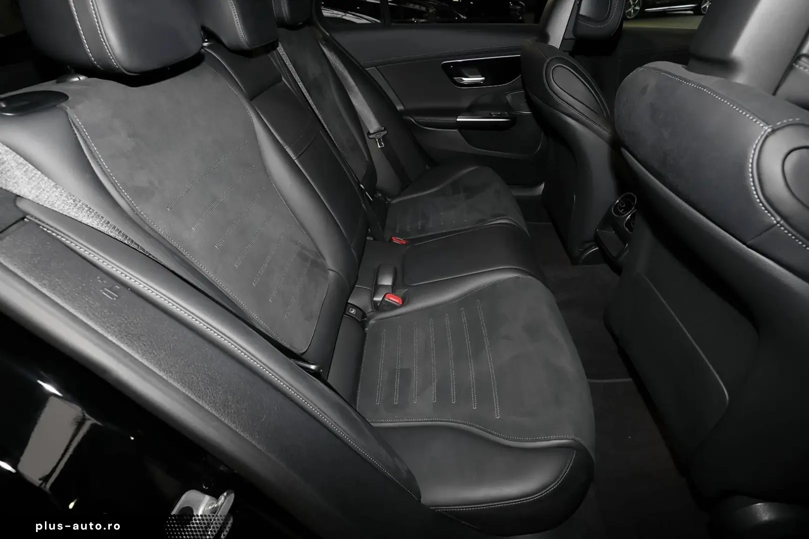 MERCEDES-BENZ C 300 4M T AMG DISTRO KAMERA SPURHALTE LED 18