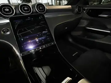 MERCEDES-BENZ C 300 4M T AMG DISTRO KAMERA SPURHALTE LED 18