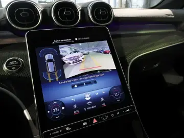 MERCEDES-BENZ C 300 4M T AMG DISTRO KAMERA SPURHALTE LED 18