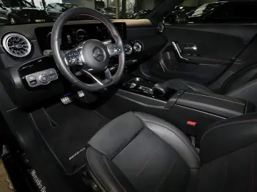 MERCEDES-BENZ A 250 AMG LED MBUX KAMERA KEYLESS 18 ZOLL