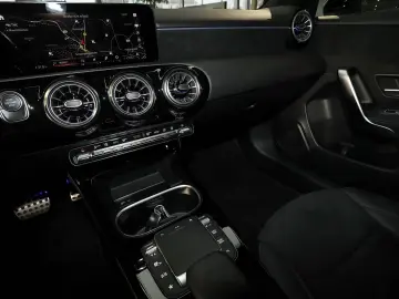 MERCEDES-BENZ A 250 AMG LED MBUX KAMERA KEYLESS 18 ZOLL