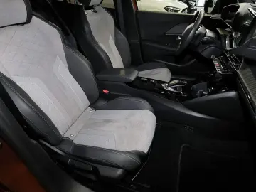 PEUGEOT 2008 DISTRONIC PDC LED TOTWINKEL NAVIGATION 18