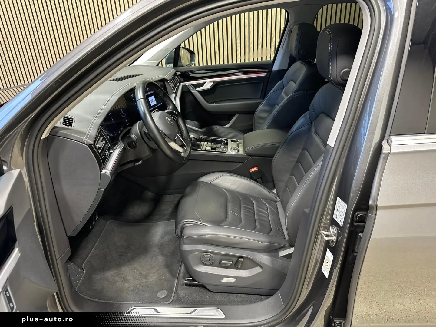 VW Touareg 3.0 V6 eHybrid Pano Innovision 20  Leder