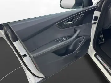 AUDI Q8 50 TDI quattro Tiptronic competition     AHK