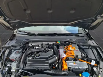 VW Golf 1.5 TSI GTE eHybrid DSG 200kW  LEDER PANOD