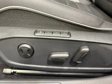 VW Golf GTE   MATRIX NAVI PANO LEDER AHK ACC DCC