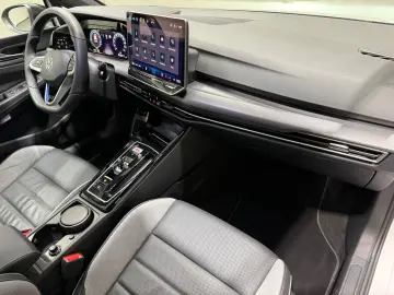 VW Golf GTE   MATRIX NAVI PANO LEDER AHK ACC DCC